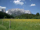 Wiesenweg zur Gaudeamushtte mit Ellmauer Tor im Hintergrund